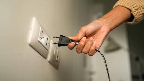 घर लंबे समय के लिए कर रहे हैं बंद, बिजली के उपकरणों को कैसे रखें सुरक्षित?