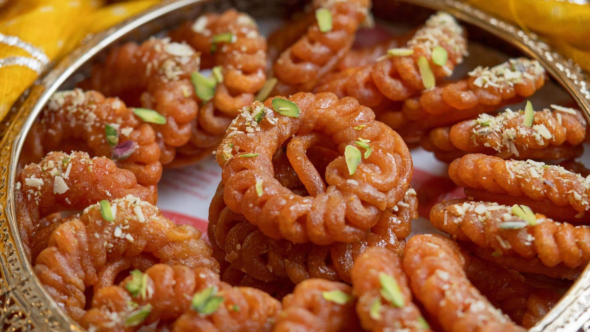 खास मौकों पर मेहमानों के लिए बनाएं इमरती, जानिए इस मिठाई की आसान रेसिपी