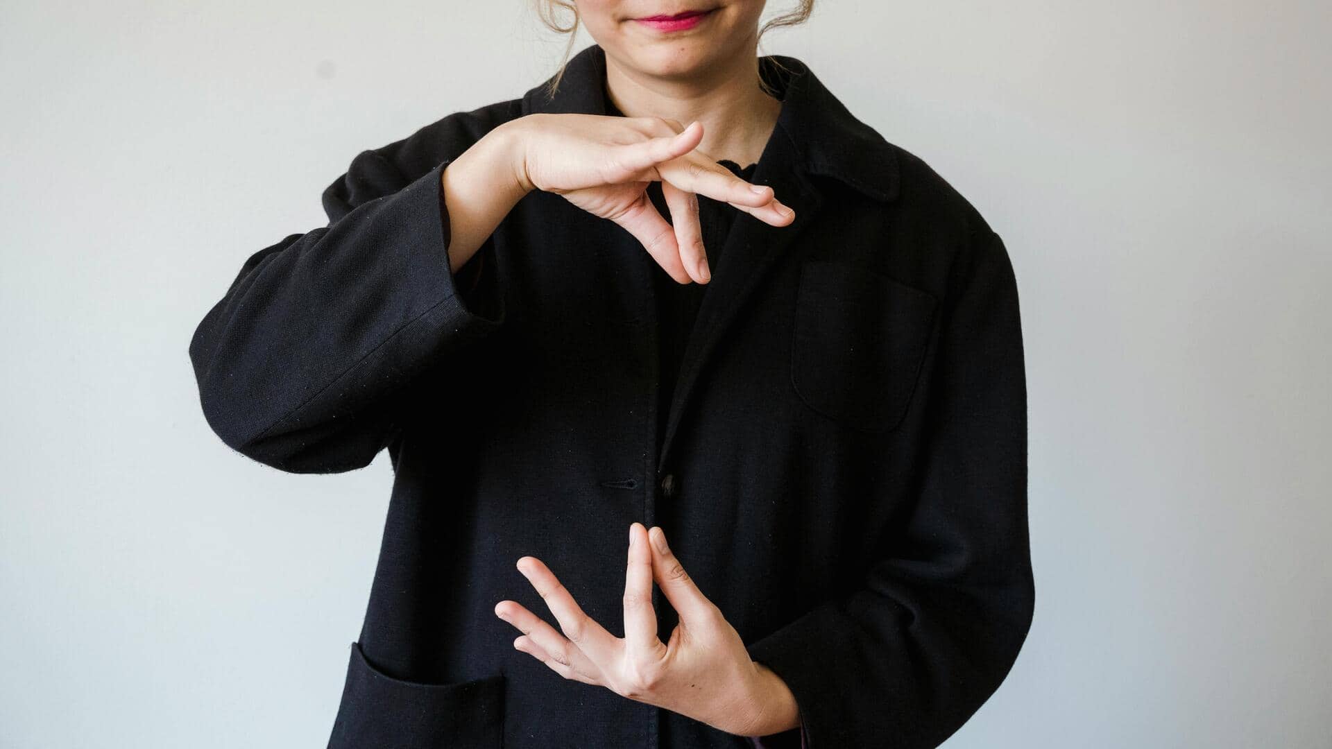 प्लेन ब्लैक शर्ट को पहनकर स्टाइलिश दिखने के लिए महिलाएं अपनाएं ये तरीके