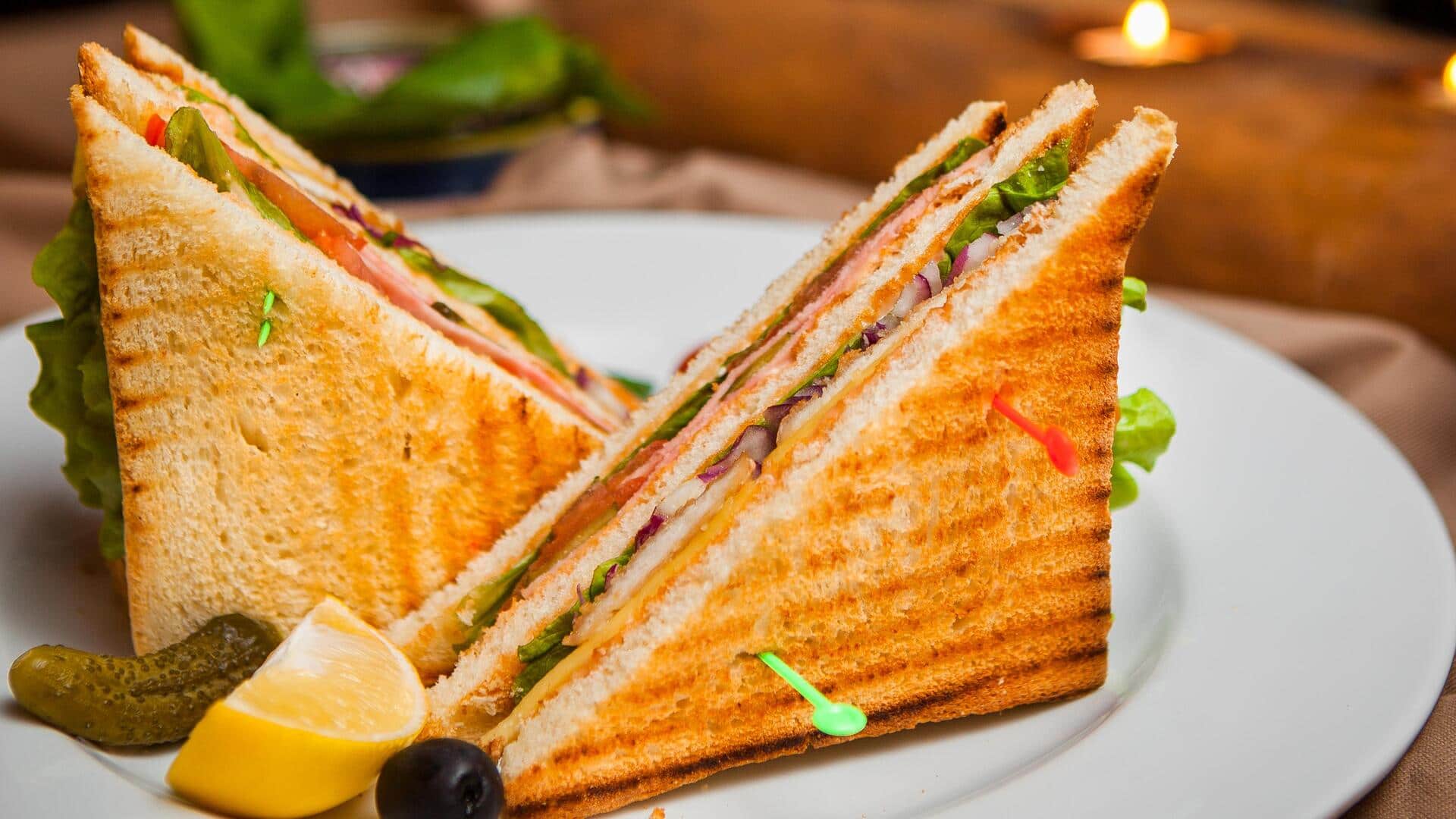 इटली: सैंडविच को आधा काटने पर रेस्टोरेंट ने ब्रिटिश पर्यटक से 180 रुपये अतिरिक्त वसूले
