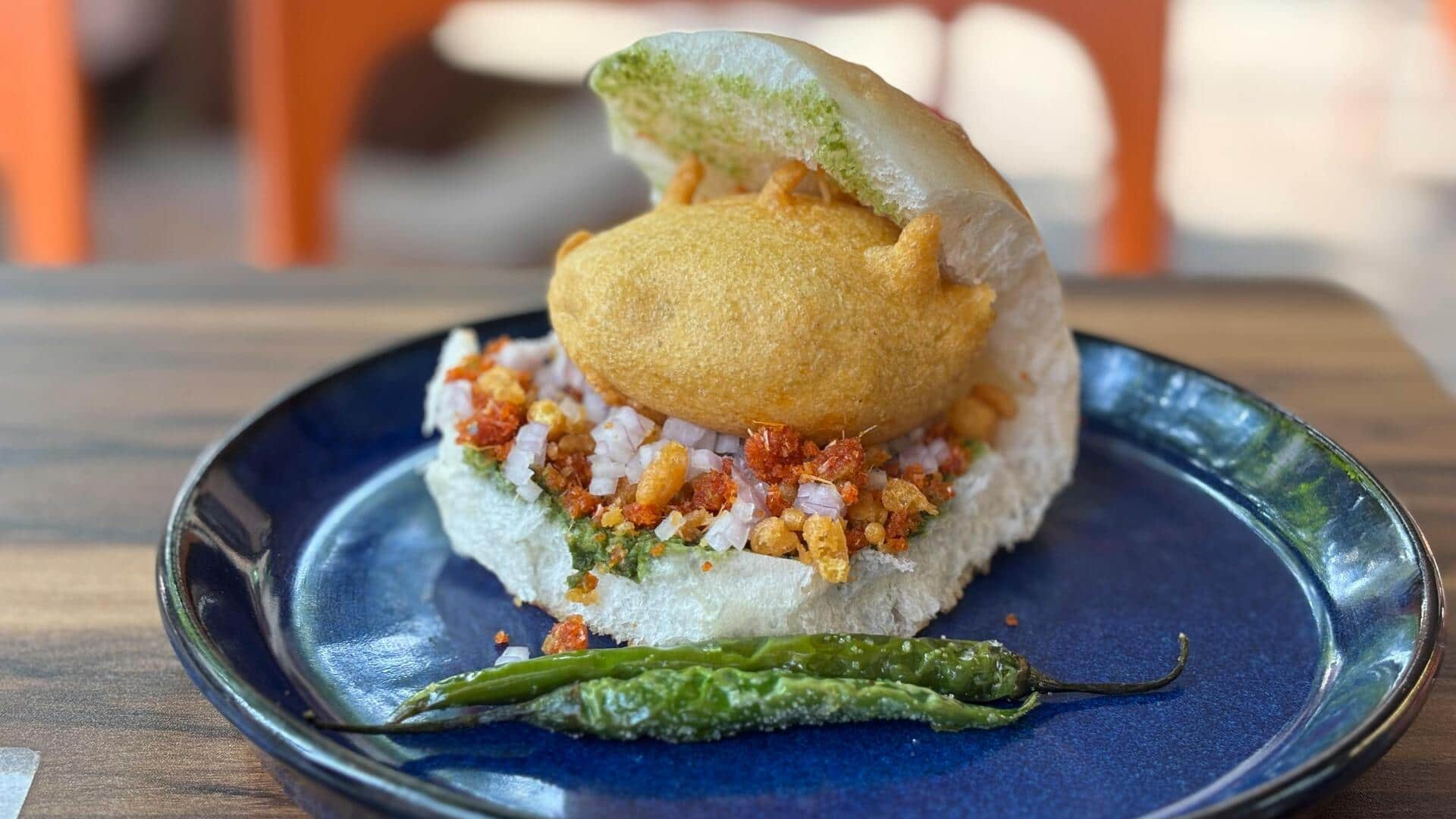 मुंबई का प्रसिद्ध स्ट्रीट फूड वड़ा पाव कैसे हुआ दुनियाभर में मशहूर? जानिए इसकी कहानी