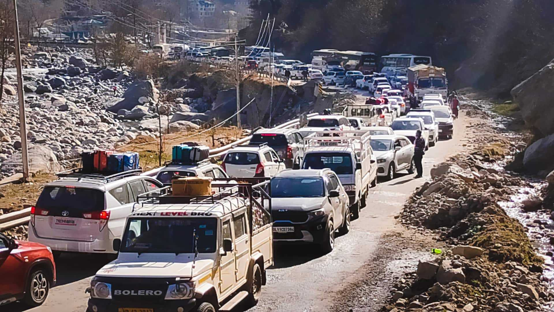 शिमला और मनाली में छुट्टियां मनाने उमड़े पर्यटक, लगी वाहनों की लंबी कतारें