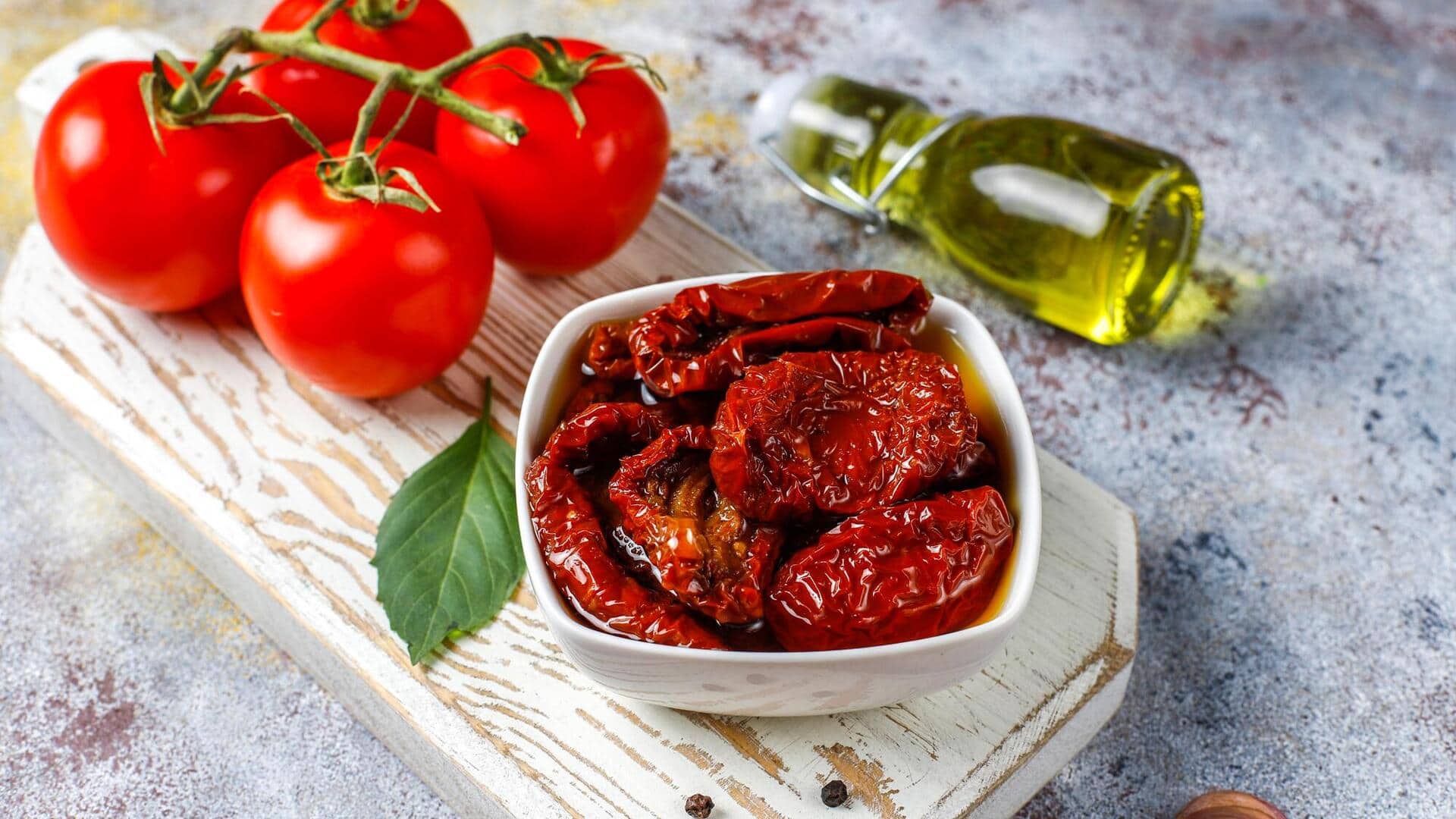 सूखे टमाटर से बनाकर खाएं ये 5 स्वादिष्ट व्यंजन, सेहत के लिए होते हैं फायदेमंद 