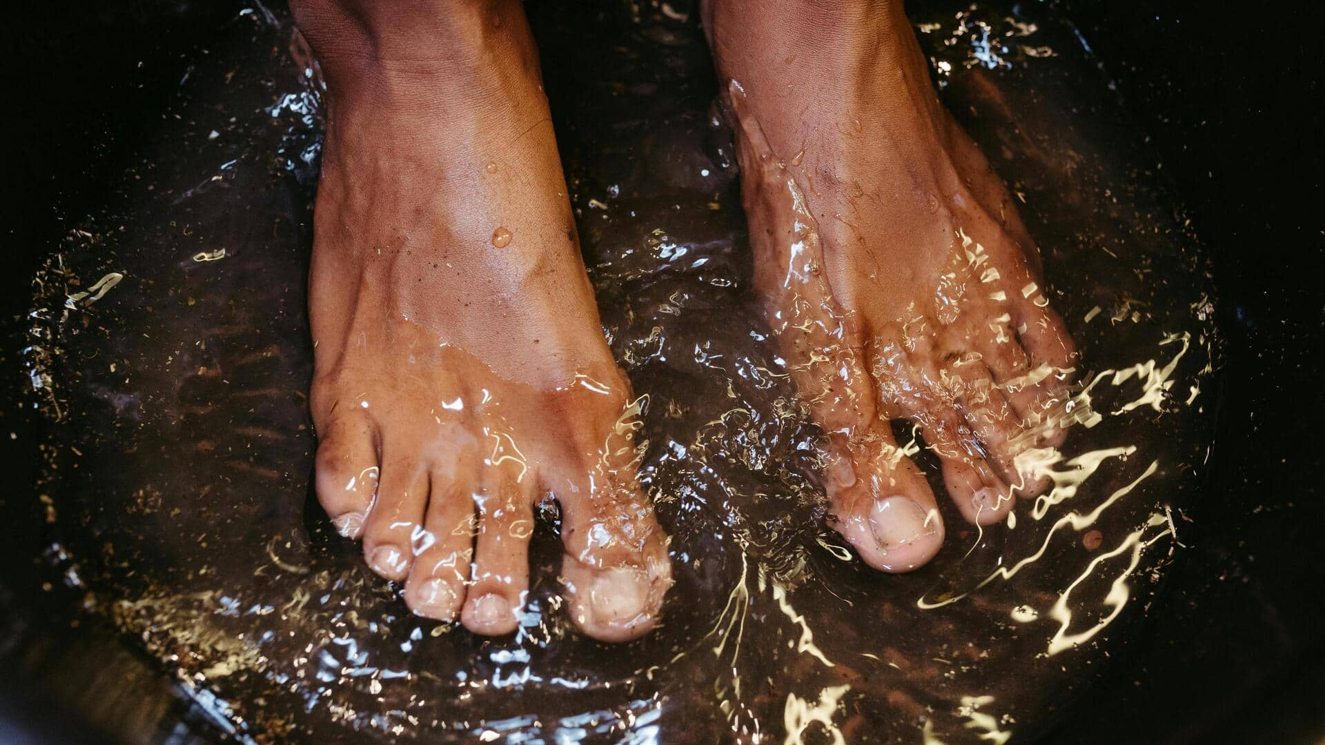 पैरों में दर्द होता है? आजमाएं ये 5 घरेलू नुस्खे, जल्द मिलेगी राहत