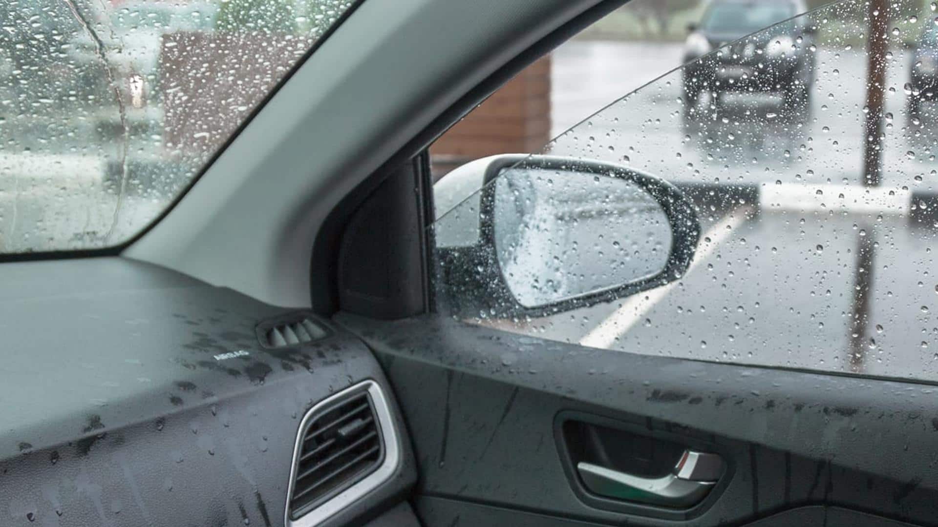 बारिश में कार के शीशे धुंधले हों तो क्या करें?