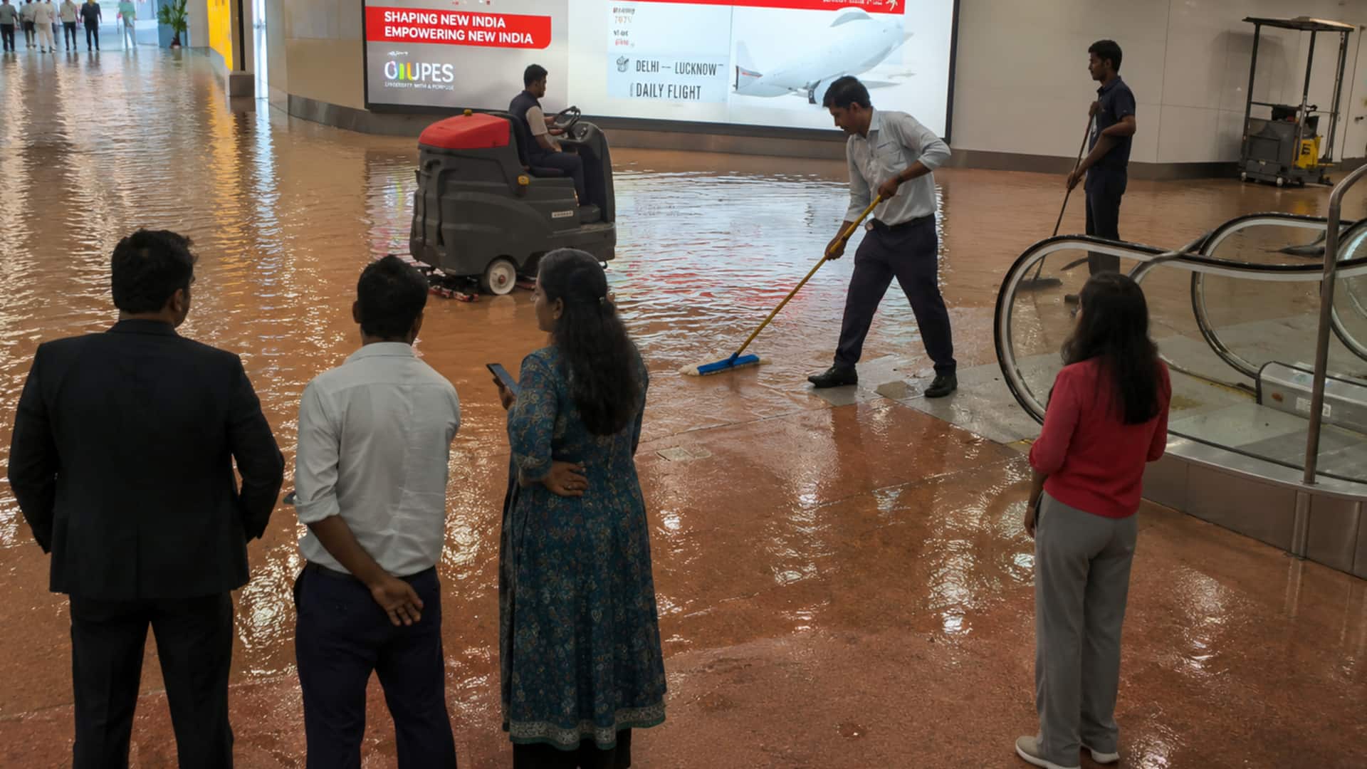 हजारों करोड़ में बना नोएडा अंतरराष्ट्रीय हवाई अड्डा बारिश में फेल, टर्मिनल से पार्किंग तक पानी