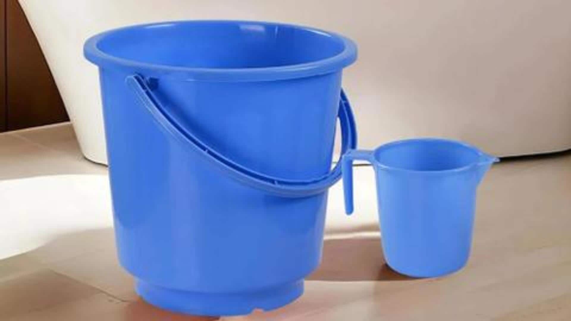 प्लास्टिक की बाल्टी और मग से पीले दाग हटाने के लिए आजमाएं ये 5 हैक्स