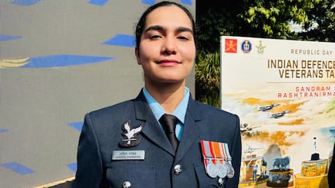 कौन हैं वायुसेना अधिकारी अक्षिता धनकर, जिन्होंने राष्ट्रपति द्रौपदी मुर्मू के साथ फहराया तिरंगा?