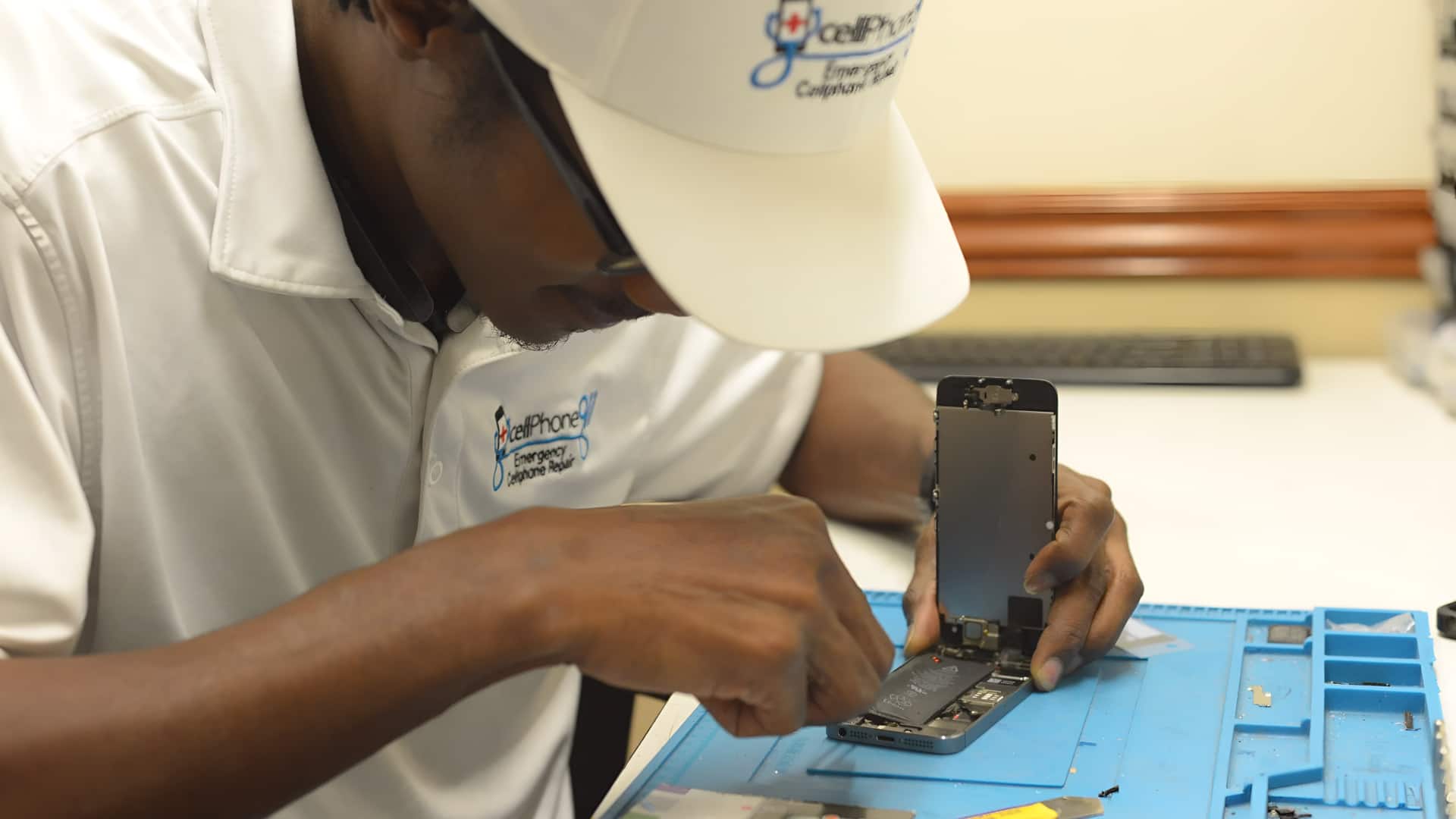 मैकेनिक चुरा न ले आपके फोन का डाटा, सर्विस पर देने से पहले करें यह काम