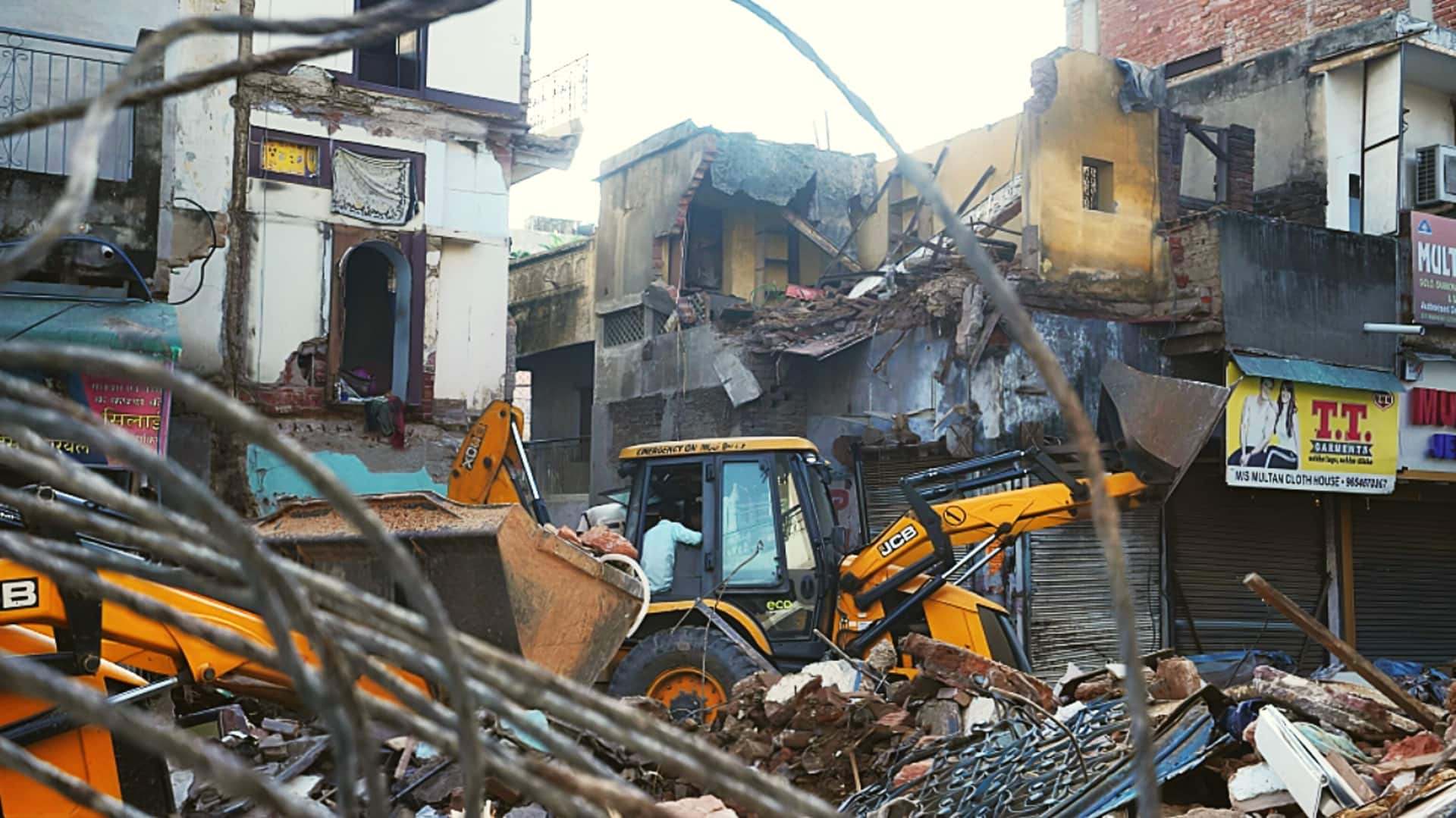 दिल्ली: कोटला मुबारकपुर में इमारत गिरने से कई मजदूर दबे, 1 की मौत