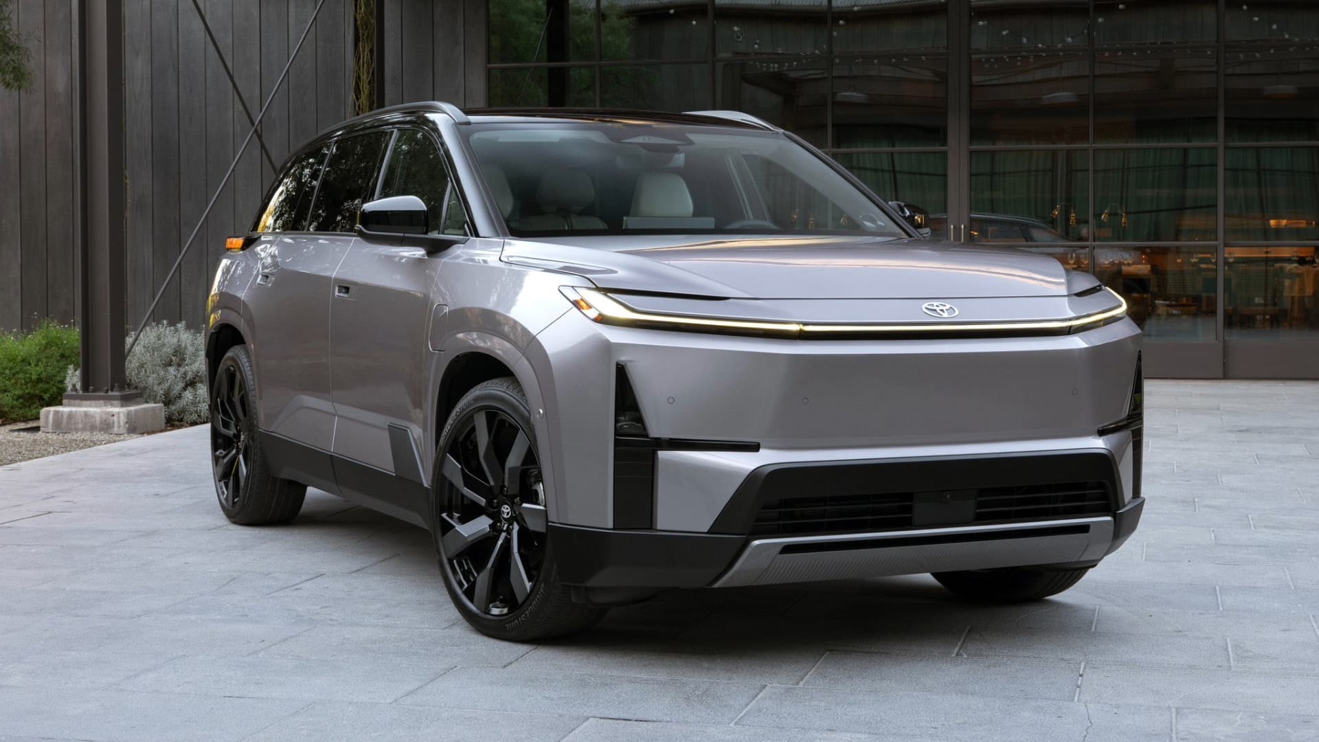 टोयोटा ने हाईलैंडर को इलेक्ट्रिक अवतार में किया पेश, 515 किलोमीटर की देती है रेंज