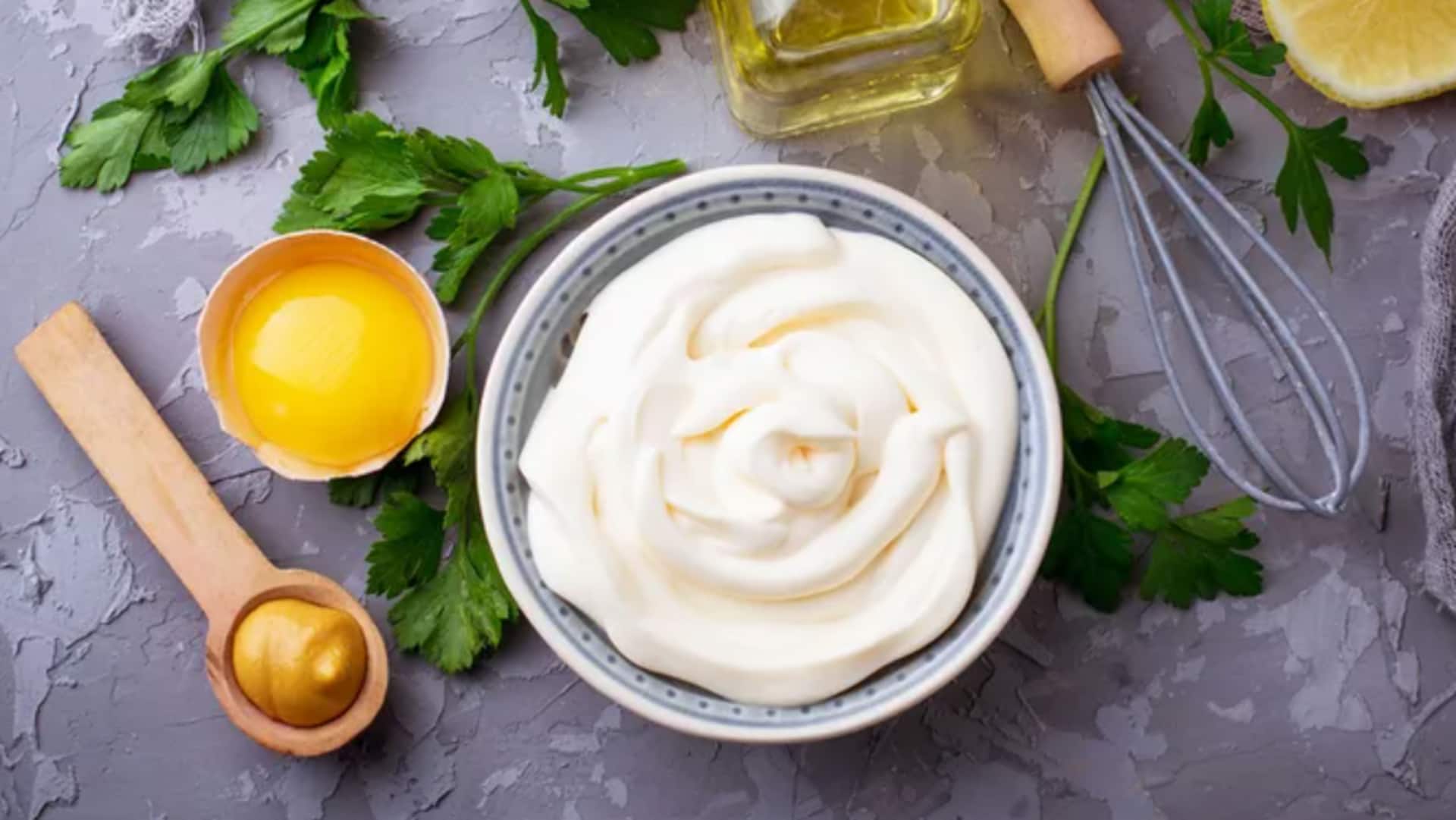 बाजार से लाने के बजाय घर पर ही बना लें बिना अंडे वाली मेयोनीज, जानें रेसिपी