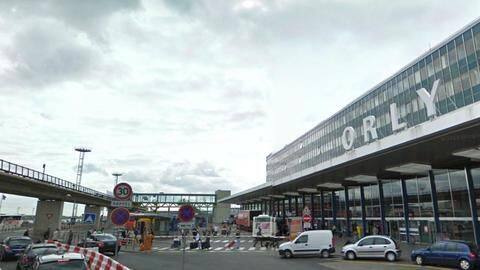 Man shot at Orly airport after stealing soldier's gun Man shot at Orly airport after stealing soldier's gun