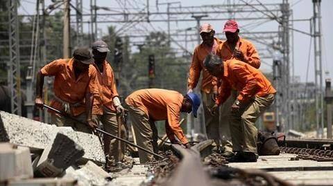 UP: Train runs over three railway gangmen working on tracks UP: Train runs over three railway gangmen working on tracks