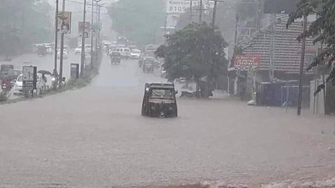 Heavy rain lashes Delhi; traffic jams, water-logging at several places Heavy rain lashes Delhi; traffic jams, water-logging at several places