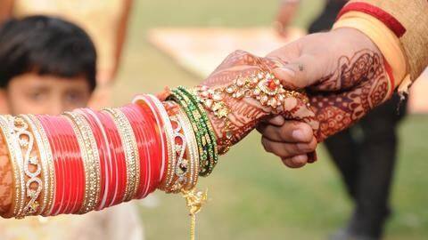Uttar Pradesh: Couple ties knot on a moving train Uttar Pradesh: Couple ties knot on a moving train