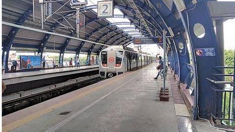 Delhi: Man commits suicide by jumping in front of metro-train Delhi: Man commits suicide by jumping in front of metro-train