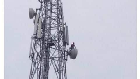 Mumbai: 'Jobless' man climbs Doordarshan tower for media coverage Mumbai: 'Jobless' man climbs Doordarshan tower for media coverage