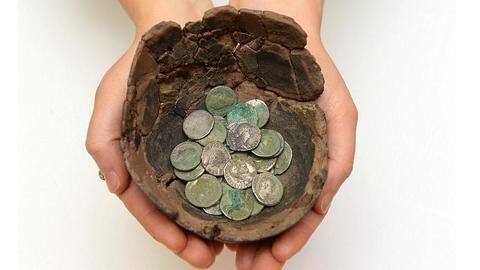 150 silver coins of the British era found in Jharkhand 150 silver coins of the British era found in Jharkhand