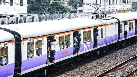 Mumbai theft victim falls off train, loses fingers, foot crushed Mumbai theft victim falls off train, loses fingers, foot crushed
