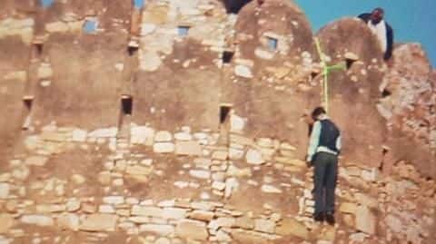 #Padmavati Nahargarh Hanging: Police find dead man's mobile-phone with selfies #Padmavati Nahargarh Hanging: Police find dead man's mobile-phone with selfies