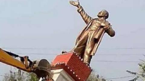 Tripura: Cheering BJP supporters bring down Lenin statue Tripura: Cheering BJP supporters bring down Lenin statue