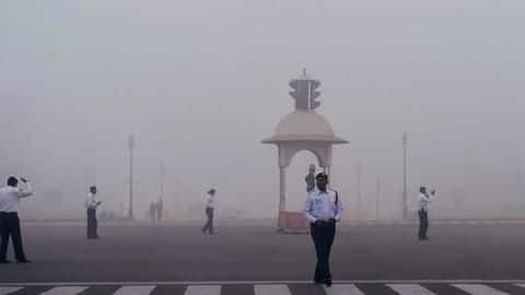 No respite from fog for Delhi, normal life disrupted No respite from fog for Delhi, normal life disrupted
