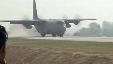 16 IAF planes land on Lucknow-Agra Expressway in rare exercise 16 IAF planes land on Lucknow-Agra Expressway in rare exercise