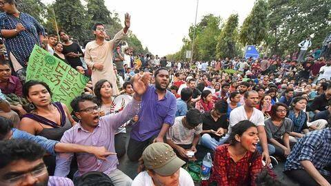 Delhi Police is 'sorry' after yet another lathicharge on journalists Delhi Police is 'sorry' after yet another lathicharge on journalists
