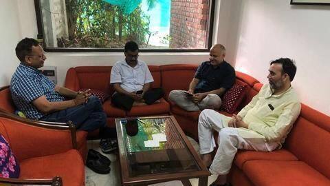 As sit-in protest enters third-day, Kejriwal trains guns on Modi As sit-in protest enters third-day, Kejriwal trains guns on Modi