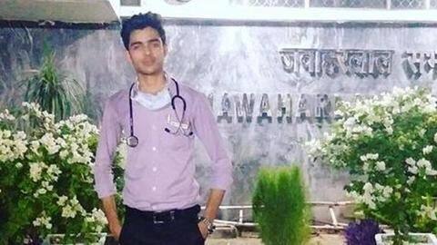 19-year-old poses as AIIMS-doctor for months to 'hasten sister's treatment' 19-year-old poses as AIIMS-doctor for months to 'hasten sister's treatment'