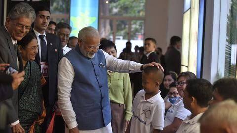 Modi in Manila: PM meets nine-year-old Filipino with 'Jaipur foot' Modi in Manila: PM meets nine-year-old Filipino with 'Jaipur foot'