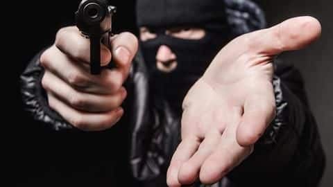 Delhi: Thief snatches earring, tears off woman's earlobe Delhi: Thief snatches earring, tears off woman's earlobe