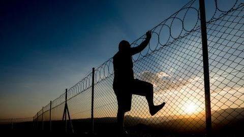Paris thief flies out of prison in dramatic 10-minute escape Paris thief flies out of prison in dramatic 10-minute escape