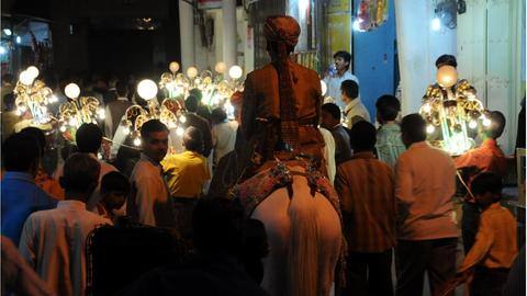 Man left behind by 'baraat' sues groom for Rs. 50L Man left behind by 'baraat' sues groom for Rs. 50L