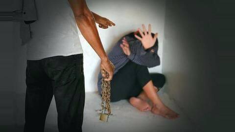 Karnataka: Woman thrashed, stripped, paraded on road for seeking loan-repayment Karnataka: Woman thrashed, stripped, paraded on road for seeking loan-repayment