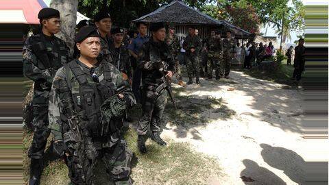 Hostages in Philippines forced to fight against Government by militants Hostages in Philippines forced to fight against Government by militants