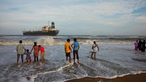 Cyclone Ockhi kills 16; fishermen sail to find colleagues Cyclone Ockhi kills 16; fishermen sail to find colleagues