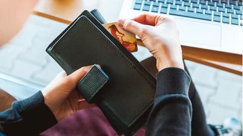 Spike in credit card use and outstanding amount after demonetization Spike in credit card use and outstanding amount after demonetization