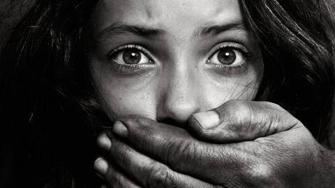 Trying to sell minor, men call Delhi Police by mistake Trying to sell minor, men call Delhi Police by mistake
