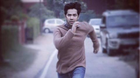 Varun found clicking selfie while driving, Police warns via tweet Varun found clicking selfie while driving, Police warns via tweet