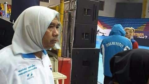 Kabaddi coach dresses like a woman to watch a match Kabaddi coach dresses like a woman to watch a match