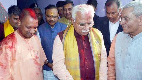 UP CM Yogi Adityanath, Haryana CM celebrated Holi in Barsana UP CM Yogi Adityanath, Haryana CM celebrated Holi in Barsana