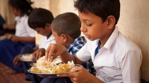 Ghaziabad: Video of government school children preparing food goes viral Ghaziabad: Video of government school children preparing food goes viral