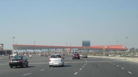 Bus driver assaulted by Gurgaon-Faridabad toll employees Bus driver assaulted by Gurgaon-Faridabad toll employees
