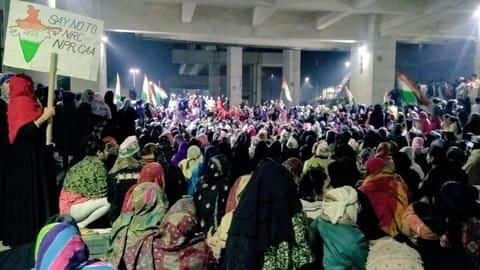 Delhi: Women block key road in Jaffrabad, metro station closed Delhi: Women block key road in Jaffrabad, metro station closed