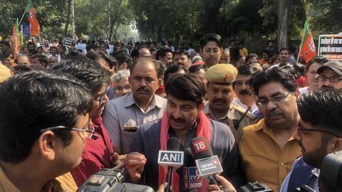 Manoj Tiwari leads protest against Arvind Kejriwal over Rafale remarks Manoj Tiwari leads protest against Arvind Kejriwal over Rafale remarks