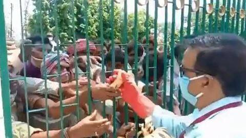 Uttar Pradesh: Migrant workers scramble for bananas in Prayagraj Uttar Pradesh: Migrant workers scramble for bananas in Prayagraj