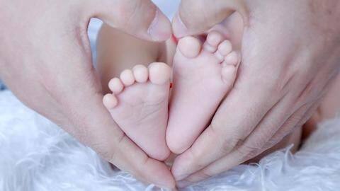 Turned away by doctor, woman delivers stillborn on Srinagar road Turned away by doctor, woman delivers stillborn on Srinagar road