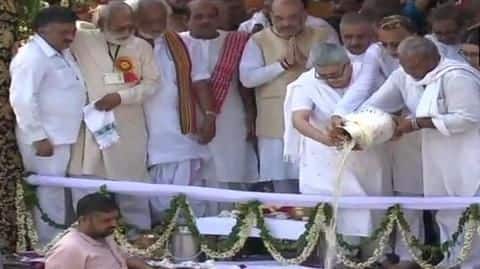 Daughter immerses Vajpayee's ashes in Haridwar; Shah, Rajnath, Yogi present Daughter immerses Vajpayee's ashes in Haridwar; Shah, Rajnath, Yogi present
